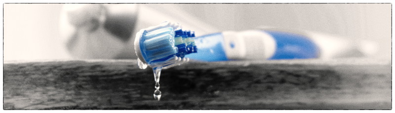 Zahnbürste mit Wassertropfen